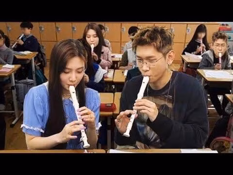 Bức ảnh thổi sáo đã từng “làm mưa làm gió” khắp cõi mạng của cặp đôi vì chemistry quá ngọt.