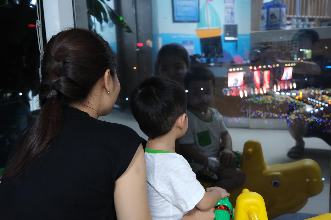 Nhiều bình luận cho rằng đây là hiện tại và tương lai của nhiều fan Super Junior nói riêng và fan K-Pop nói chung - "bồng con nhưng vẫn sẵn sàng quẩy cùng thần tượng". Nhiều bình luận cho rằng đây là hiện tại và tương lai của nhiều fan Super Junior nói riêng và fan K-Pop nói chung - "bồng con nhưng vẫn sẵn sàng quẩy cùng thần tượng".