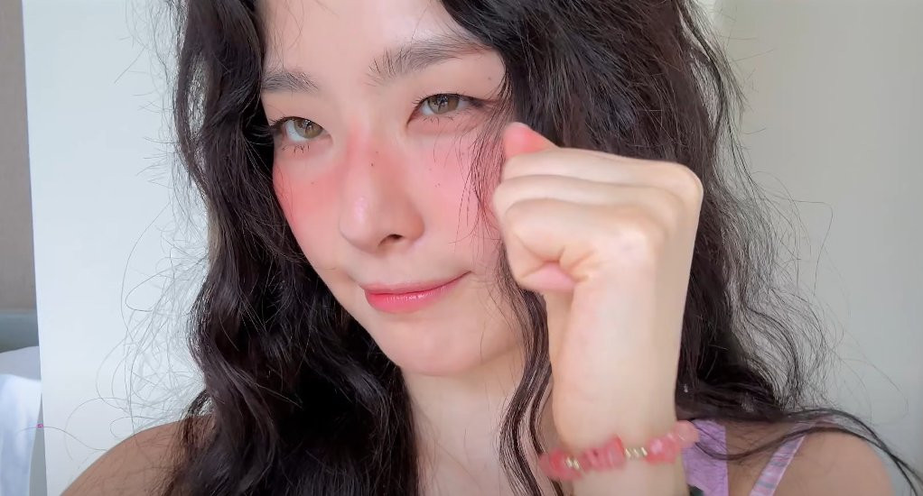 Seulgi yêu kiều trong mái tóc xoăn dài đúng chuẩn "cô nàng nhiệt đới", nói vui về tạo hình của mình lấy cảm hứng từ công chúa Moana của Disney. Seulgi yêu kiều trong mái tóc xoăn dài đúng chuẩn "cô nàng nhiệt đới", nói vui về tạo hình của mình lấy cảm hứng từ công chúa Moana của Disney.