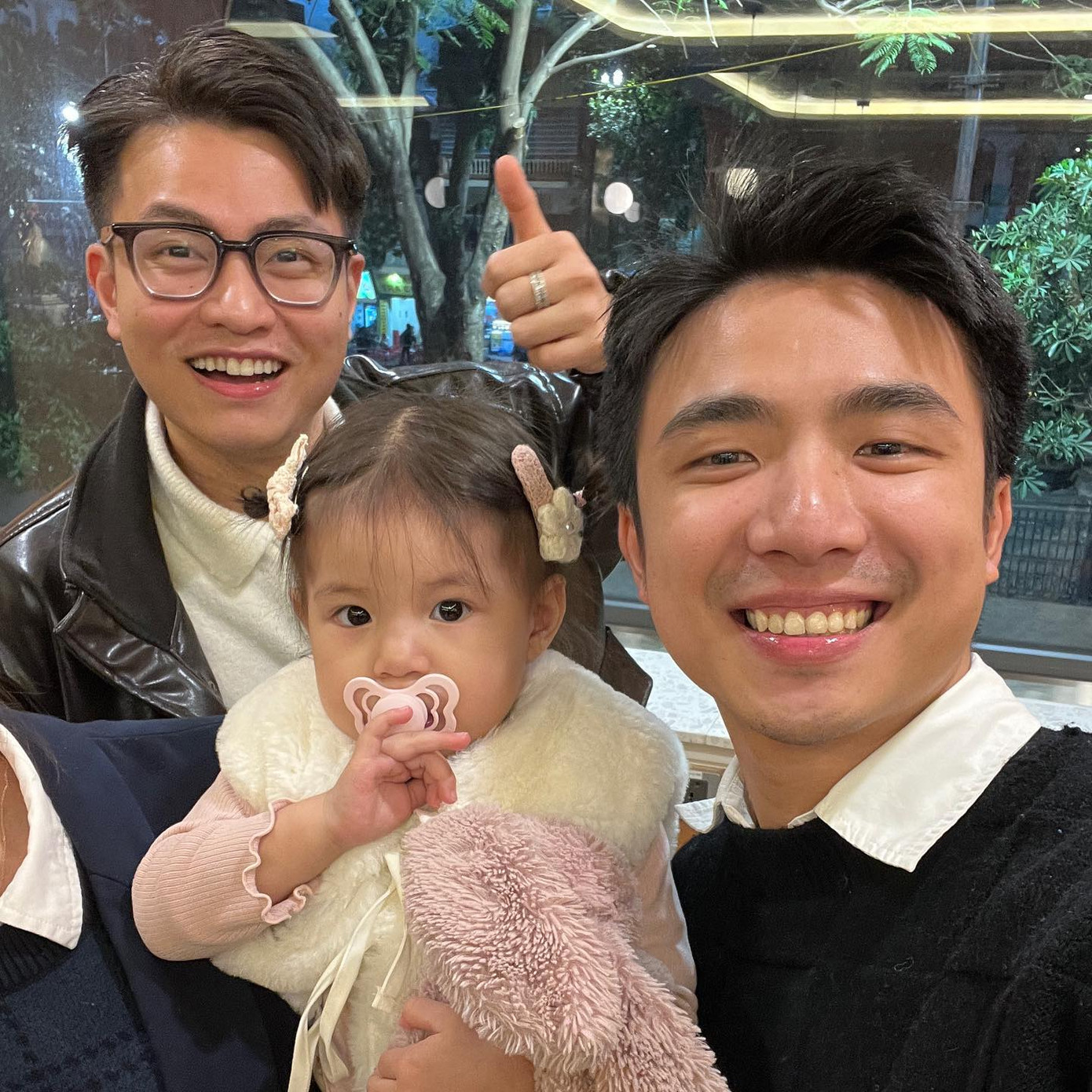 Hai gia đình "hot hit" của năm là Ninh Dương và Salim - Hải Long - Pamela Hải Đường xuất hiện chung, tạo nên "cú nổ lớn" trên mạng xã hội. Hai gia đình "hot hit" của năm là Ninh Dương và Salim - Hải Long - Pamela Hải Đường xuất hiện chung, tạo nên "cú nổ lớn" trên mạng xã hội.