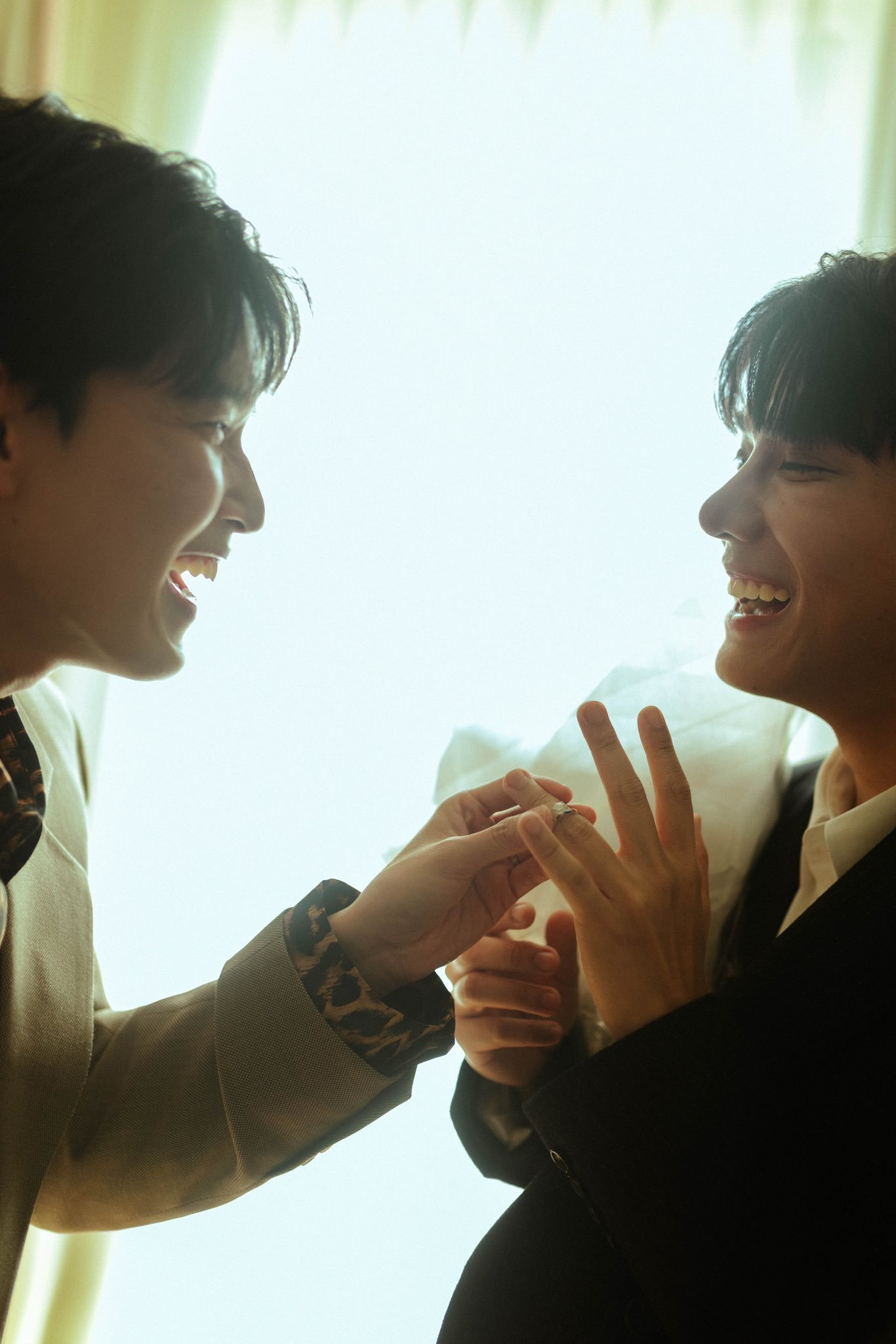 Dù đã cầu hôn và được công nhận quyền kết hôn đồng giới tại quê nhà, Both và Newyear hiện tại không thể thực hiện các thủ tục pháp lý để chính thức &quot;về một nhà&quot; như fan từng kỳ vọng.