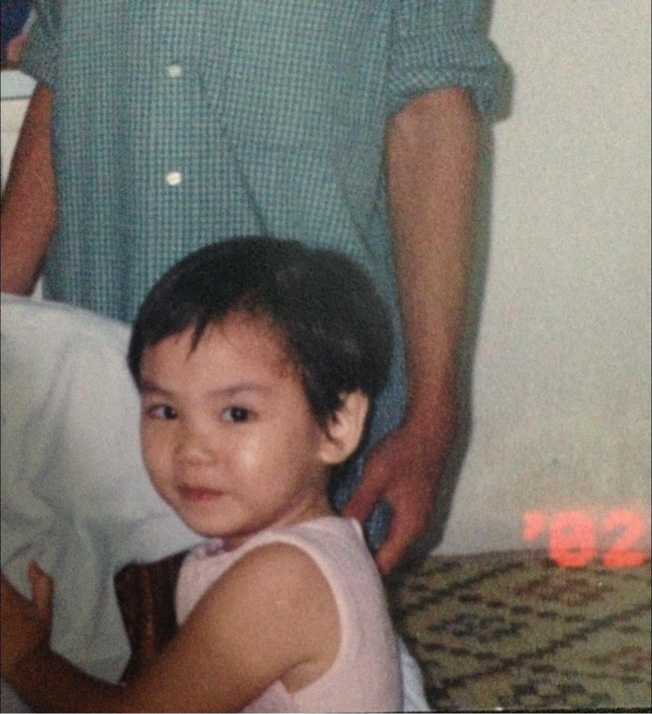 Khuôn mặt lém lỉnh cùng mái tóc tém, ảnh ngày nhỏ của người đẹp Đồng Nai khiến dân mạng: "Cưng muốn xỉu".