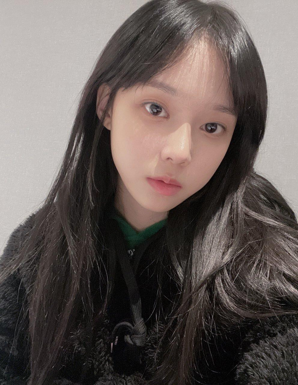 Đôi mắt này khiến cô nàng trông vừa sắc sảo lại vừa mang hình ảnh thuần khiết, dễ thương.