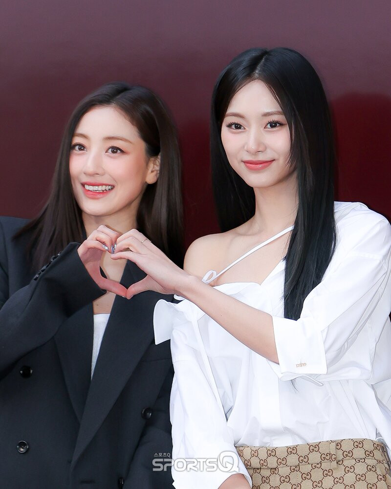 Fan cho rằng lời xin lỗi của OOTB Studio còn phải dành cho những người đang bị tổn thương trong câu chuyện này là Tzuyu và Jihyo. Fan cho rằng lời xin lỗi của OOTB Studio còn phải dành cho những người đang bị tổn thương trong câu chuyện này là Tzuyu và Jihyo.