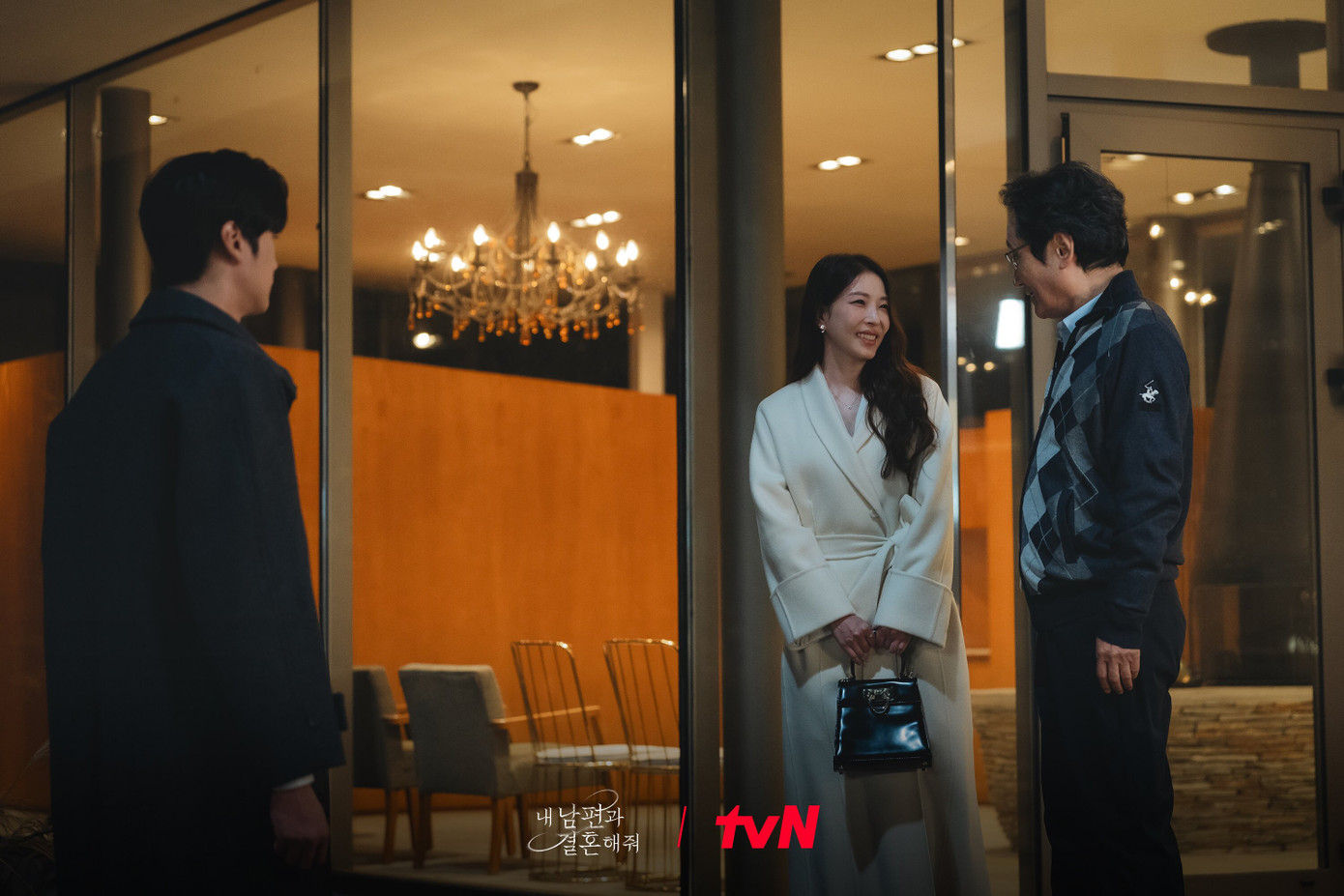 Yu Ra không yêu Ji Hyuk mà chỉ xem anh như một vật sở hữu, cô độc đoán, ích kỷ không muốn ai lấy đi thứ gì khỏi mình. Yu Ra không yêu Ji Hyuk mà chỉ xem anh như một vật sở hữu, cô độc đoán, ích kỷ không muốn ai lấy đi thứ gì khỏi mình.