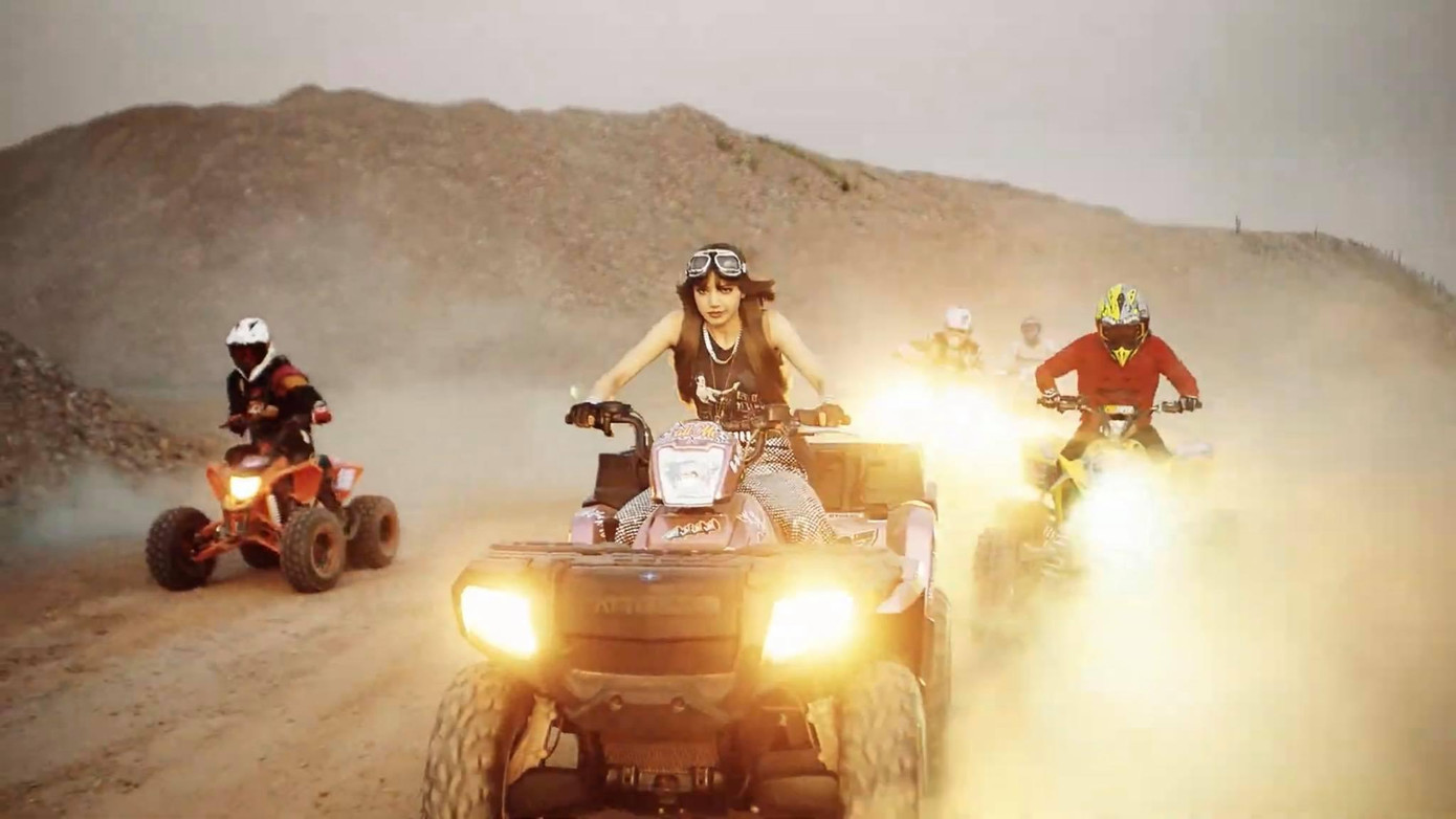 Phần đoạn lái xe &quot;cực nghệ&quot; của Lisa cũng khiến fan &quot;xỉu lên, xỉu xuống&quot;.