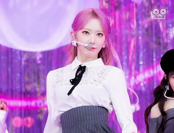 Gần 3 năm hoạt động tại Hàn Quốc, Sakura nổi lên như một “nữ thần thế hệ mới”. Gần 3 năm hoạt động tại Hàn Quốc, Sakura nổi lên như một “nữ thần thế hệ mới”.