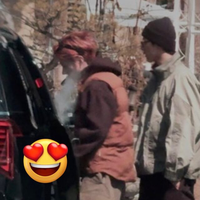 Những tấm ảnh được đăng tải từ "nội chiến" fan THE BOYZ cho thấy Juyeon, Eric và Sunwoo có hành vi hút thuốc, trong khi Hyunjae và Sangyeon thì tụ tập nhậu nhẹt với bạn khác giới.