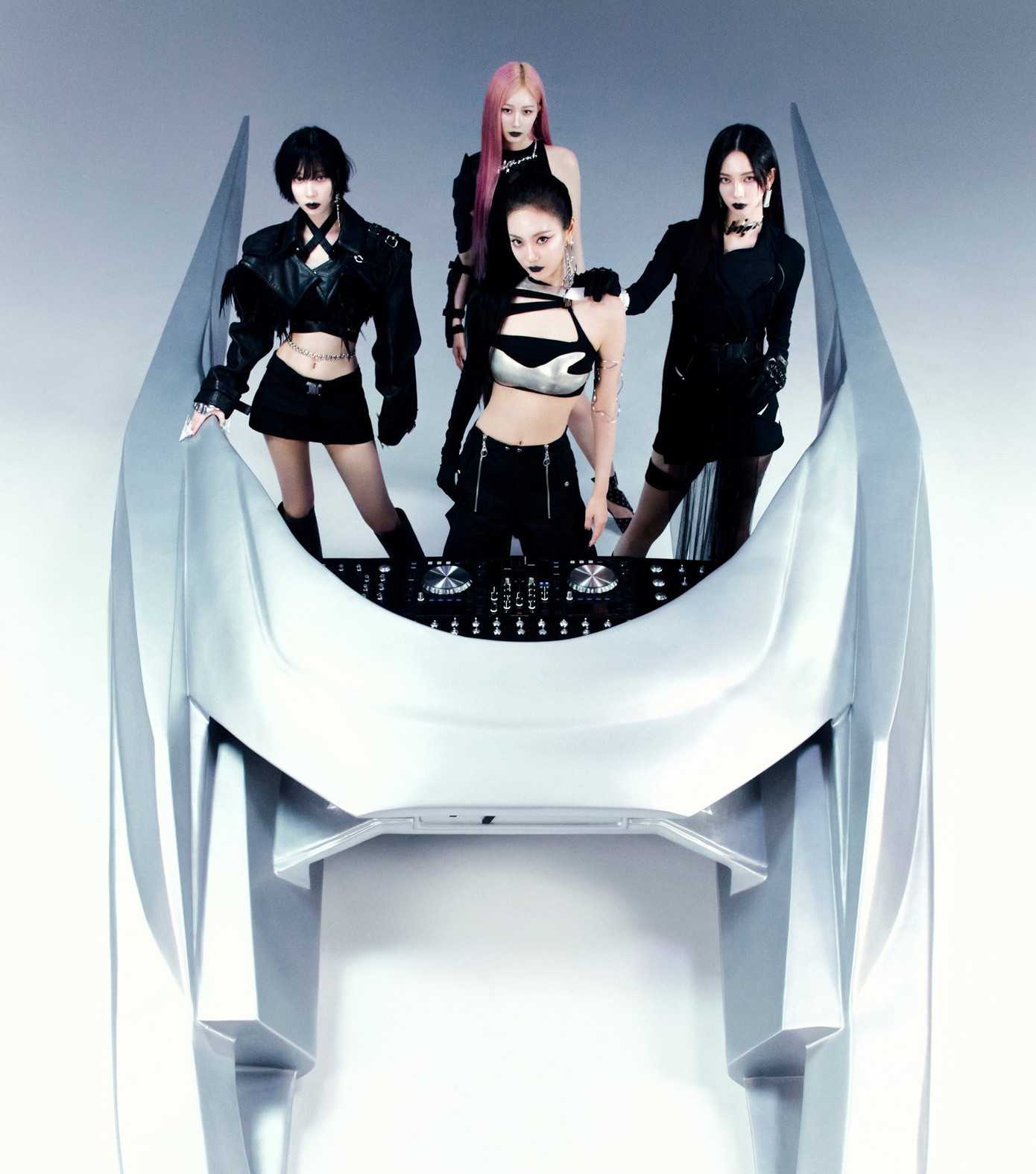 Những tấm ảnh mang "hương vị kim loại" độc đáo giúp aespa luôn nằm trong những chủ đề được bàn luận sôi nổi nhất tại làng giải trí xứ sở Kim chi.