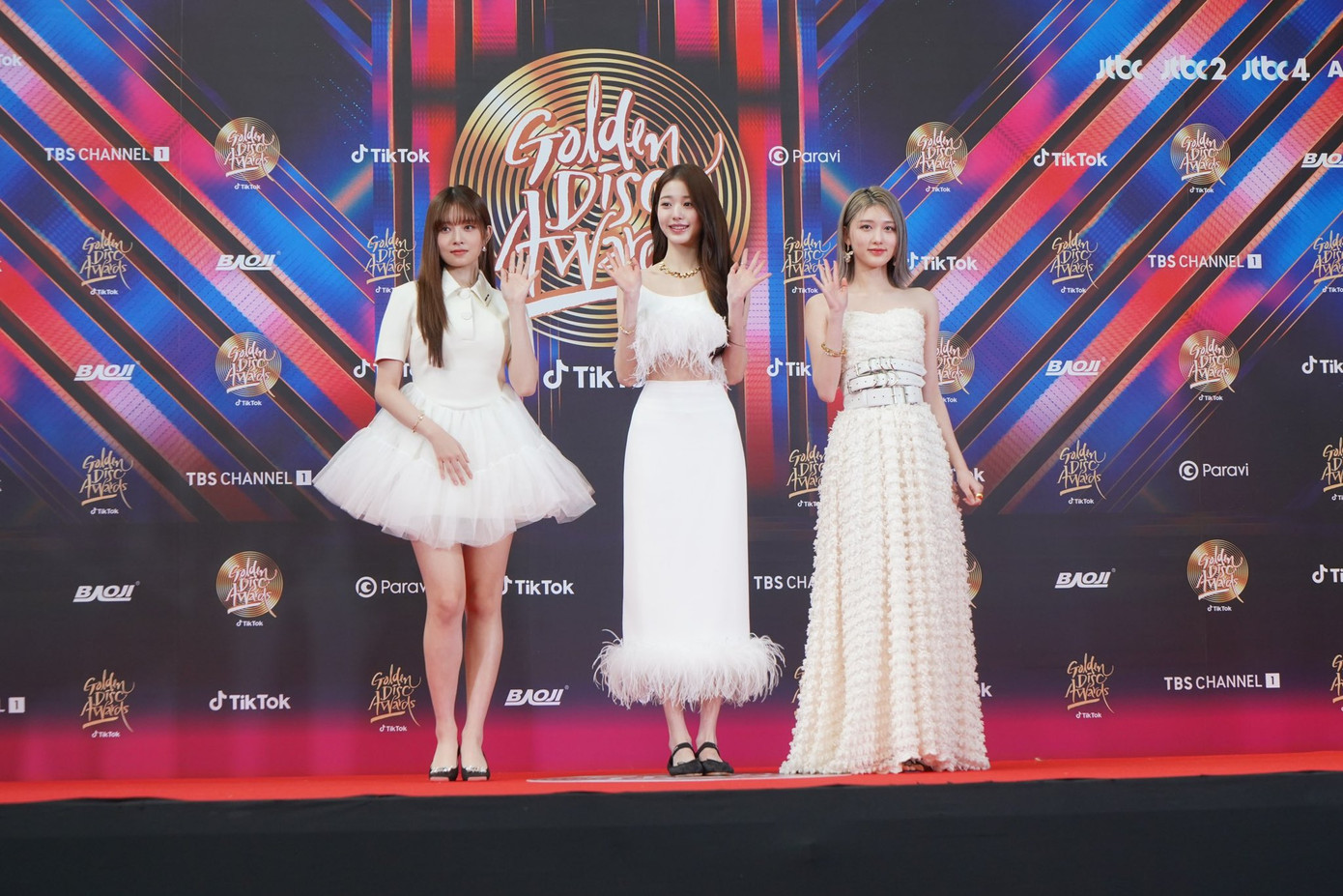 Trang phục hôm nay của IVE được người hâm mộ đánh giá là &quot;10 điểm&quot;, tuy nhiên nhóm vẫn gây tiếc nuối với đội hình không toàn vẹn khi 3 thành viên Leeseo, Yujin và Liz phải &quot;lỡ hẹn&quot; do bất ngờ bị phát hiện nhiễm COVID-19.