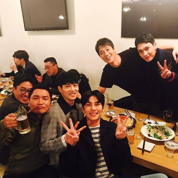 Ngoài ra, hội bạn thân "đỉnh của chóp" của Choi Tae Joon cũng điểm mặt nhiều cái tên đình đám như Ji Chang Wook, Kim Rae Won, Shin Kang Woo... Chuyện gì sẽ xảy ra nếu dàn sao hạng A này đổ bộ hôn lễ? Ngoài ra, hội bạn thân "đỉnh của chóp" của Choi Tae Joon cũng điểm mặt nhiều cái tên đình đám như Ji Chang Wook, Kim Rae Won, Shin Kang Woo... Chuyện gì sẽ xảy ra nếu dàn sao hạng A này đổ bộ hôn lễ?