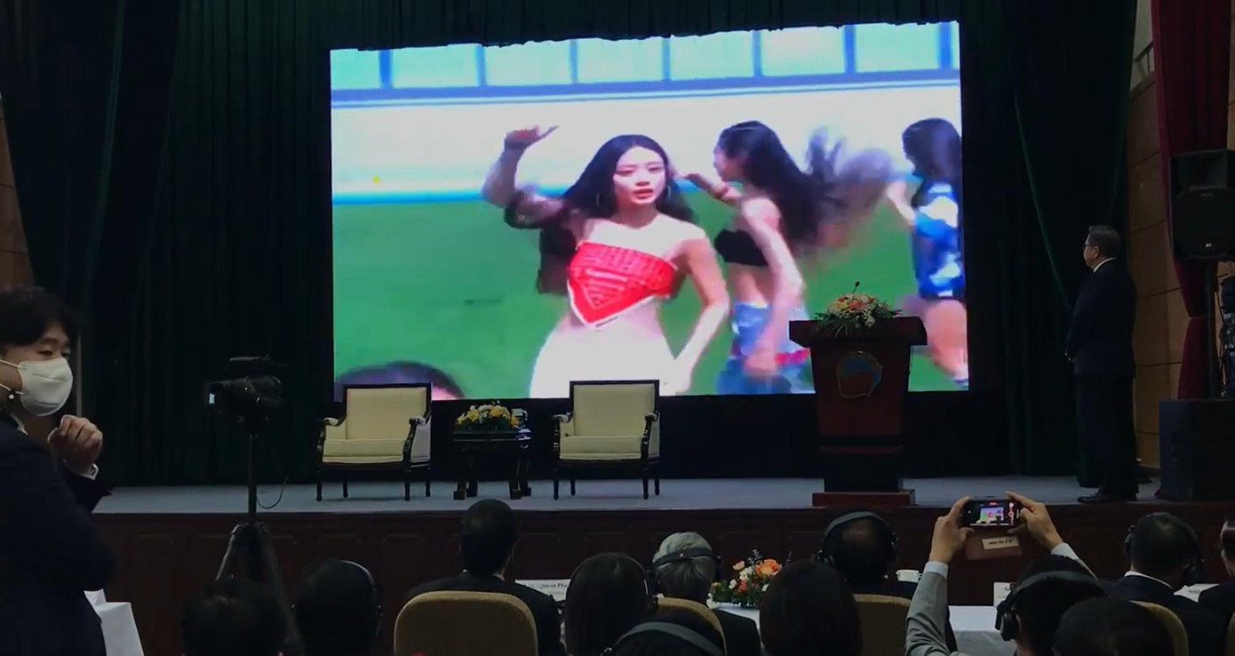 MV Attention của NewJeans cũng được bật tại khán phòng của Học viện Ngoại giao khiến nhiều sinh viên của Học viện thích thú.