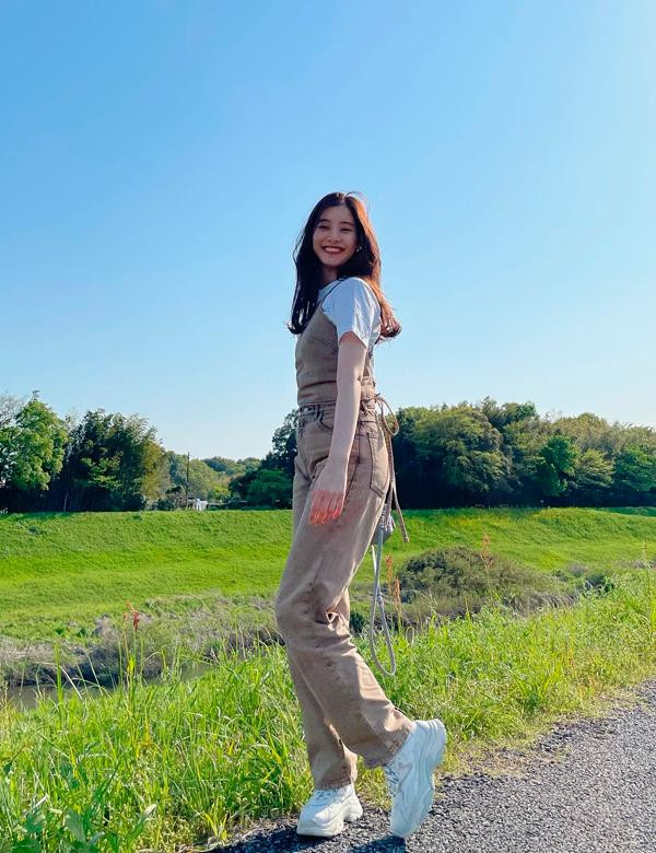 Khi không tỏa sáng giữa ánh đèn giải trí, Yuko Araki vẫn thu hút theo một cách rất riêng nhờ sự khỏe khoắn cùng nguồn năng lượng tích cực. Nữ ngôi sao không thường xuyên dùng những đôi giày cao gót mà thay vào đó là &quot;làm bạn&quot; cùng những đôi sneaker cá tính.