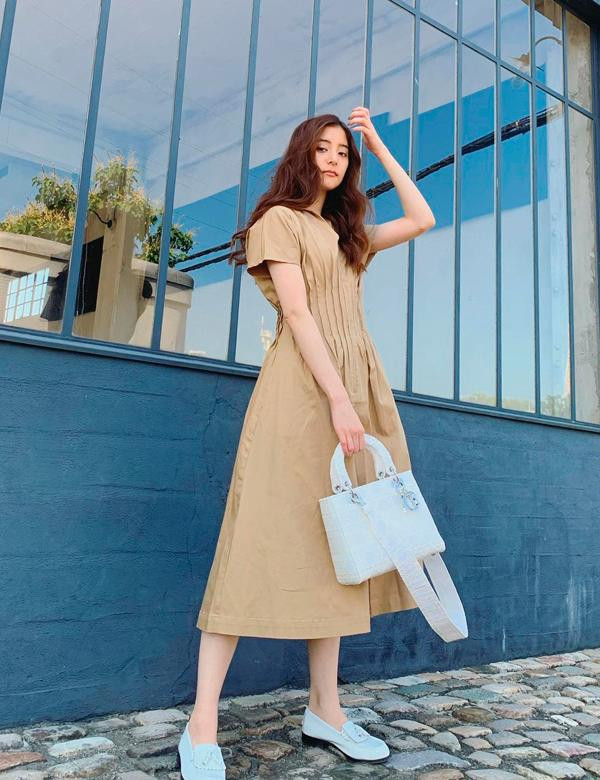 Sở hữu tài khoản Instagram gần 4,5 triệu người theo dõi, Yuko Araki rất biết cách &quot;chiều lòng&quot; khán giả bởi những thước hình gần gũi nhưng vẫn long lanh.