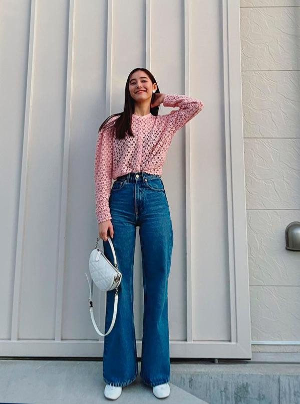 Mỹ nhân thể hiện một quan điểm thời trang rất riêng khi biết cách phối hợp jeans cùng những phụ kiện vừa bộc lộ nét trẻ trung, phóng khoáng nhưng cũng rất đỗi đằm thắm, dịu dàng.