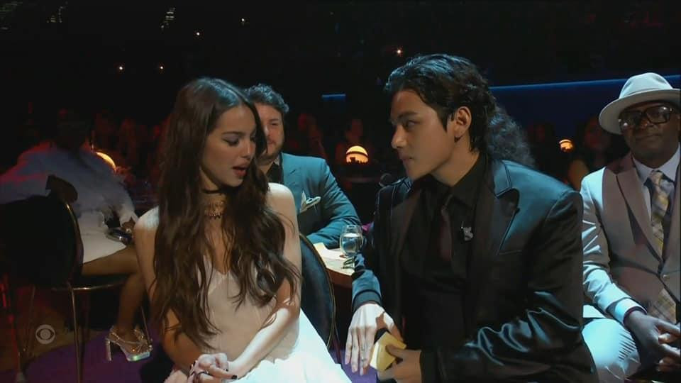 Khoảnh khắc "thầm thì" của V và Olivia Rodrigo cũng trở nên "viral" khắp cõi mạng. Khoảnh khắc "thầm thì" của V và Olivia Rodrigo cũng trở nên "viral" khắp cõi mạng.