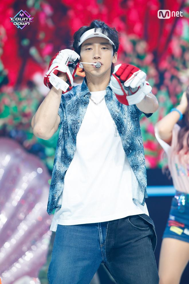 Với sự trở lại cùng SSAK3, nam thần tượng U40 vẫn chứng minh đẳng cấp của mình khi “dư sức” khuynh đảo K-Pop bằng kỹ năng trình diễn thượng thừa.