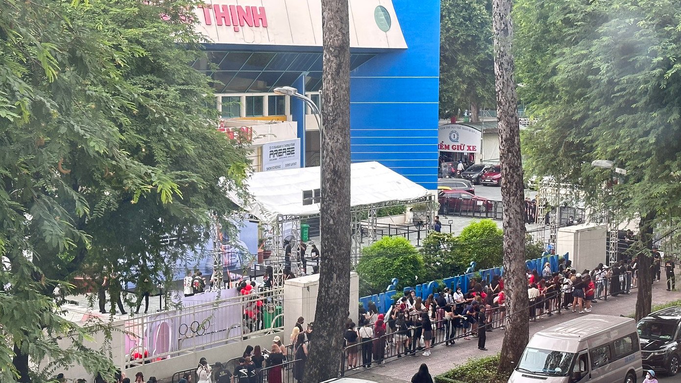 Từ sớm, đã có rất đông khán giả xếp hàng tại khu vực check-in để tiến vào khán đài của concert. Nguồn: Twitter @Catz2721