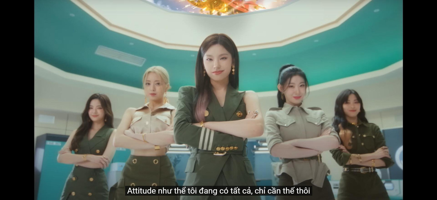 Những phân đoạn hóa thân thành nhân viên của trạm vũ trụ của ITZY cũng mang lại ấn tượng đặc biệt.