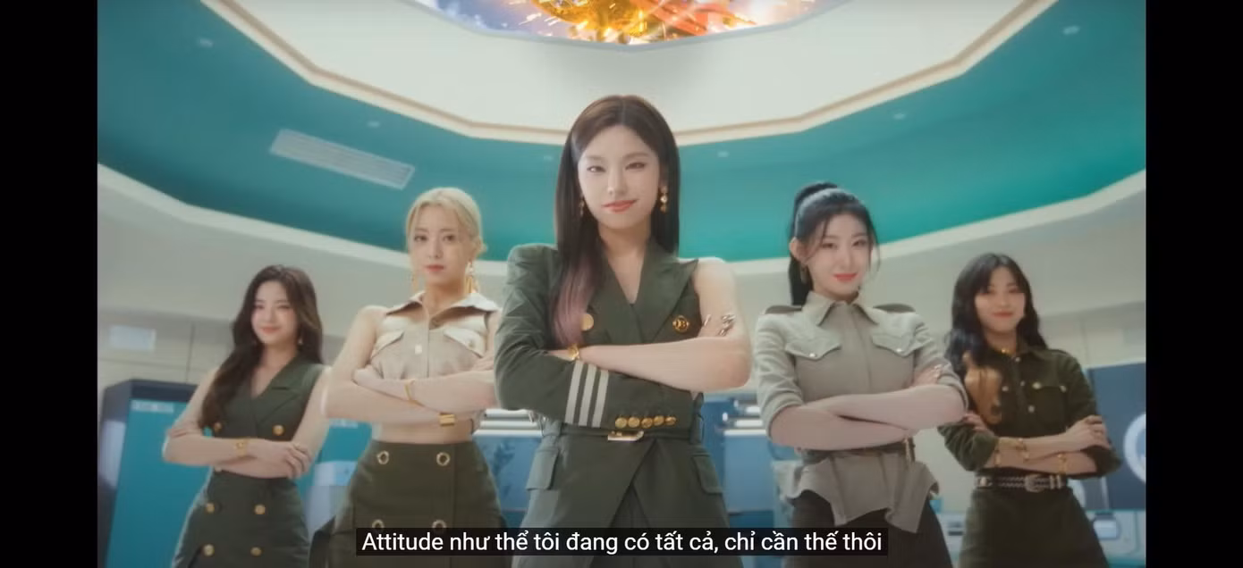 Những phân đoạn hóa thân thành nhân viên của trạm vũ trụ của ITZY cũng mang lại ấn tượng đặc biệt.