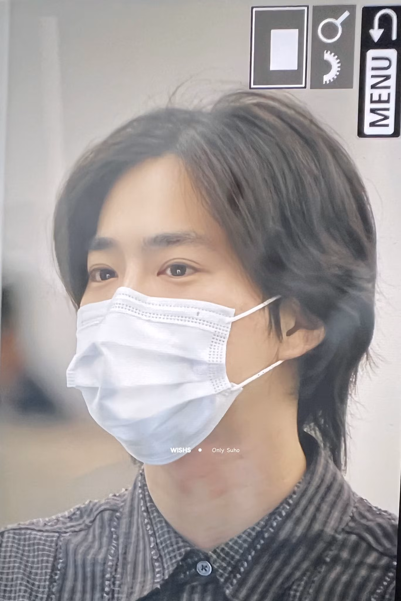 Mặc dù bị ngăn cách bởi lớp khẩu trang "kín như bưng" nhưng visual của Suho vẫn "long lanh" nổi bật. Nguồn: X @WishS0522