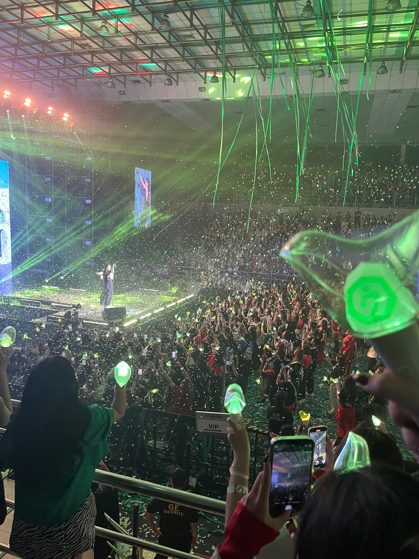&quot;Biển chim xanh&quot; được phủ kín không gian nhà thi đấu Nguyễn Du trong đêm hòa nhạc của BamBam. Nguồn: Twitter @joshimp03