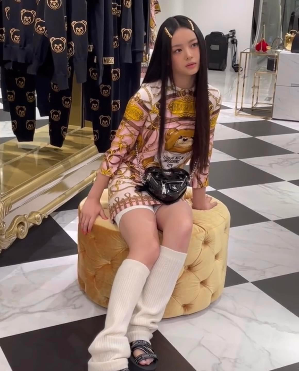 Hanni cũng từng "đơn thương độc mã" tham dự sự kiện Pop-Up Store của Moschino.