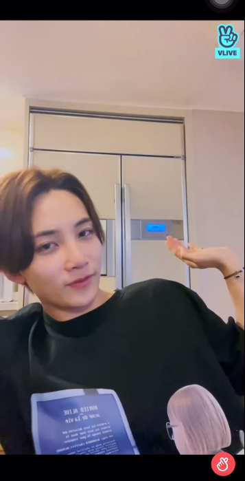 Jeonghan còn nhiệt tình mời gọi “bạn” chào hỏi người hâm mộ trước camera.