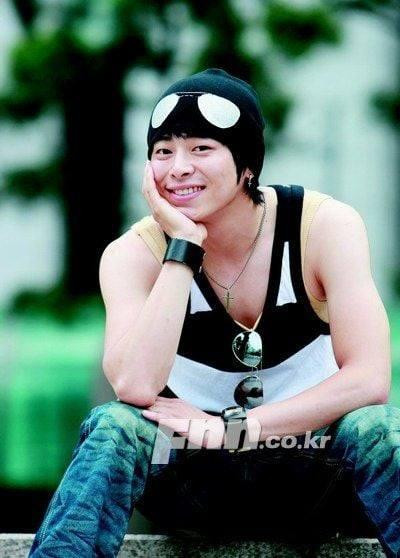 Với quần jeans, kính râm đen, khuyên tai, chiếc mũ beanie, phong cách thời trang của Jo Jung Suk quả là “không đùa được” với hot item của những năm 2000. Với quần jeans, kính râm đen, khuyên tai, chiếc mũ beanie, phong cách thời trang của Jo Jung Suk quả là “không đùa được” với hot item của những năm 2000.