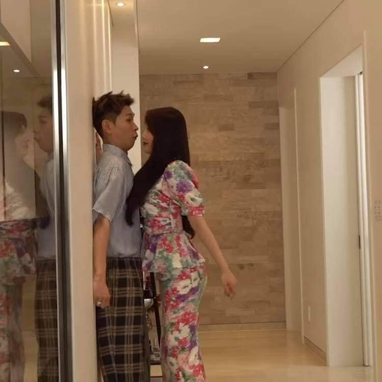 Cú ép sát “đầy ám thị” của Joy khiến Crush “đứng hình”. Cú ép sát “đầy ám thị” của Joy khiến Crush “đứng hình”.