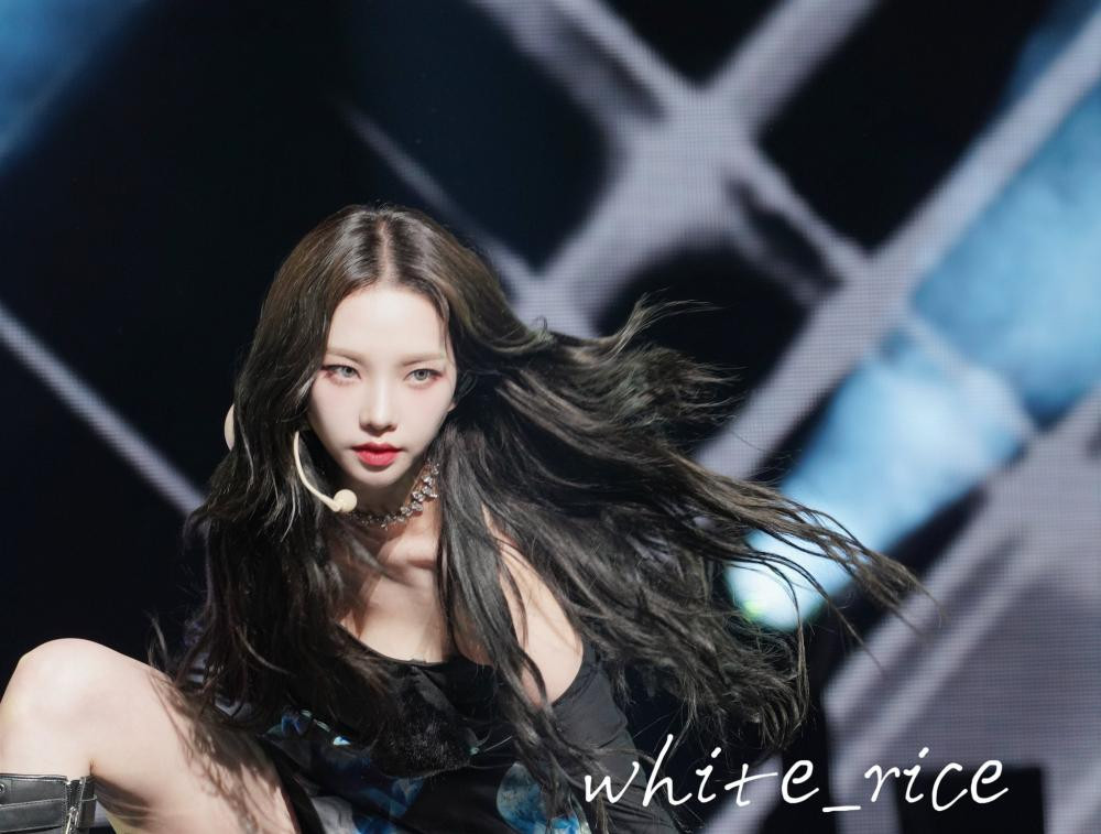 Thậm chí, mái tóc của Karina còn được ví như "thành viên thứ 5" của aepsa bởi khả năng tạo nếp, có hồn theo mỗi bước nhảy của main dancer nhà aespa.