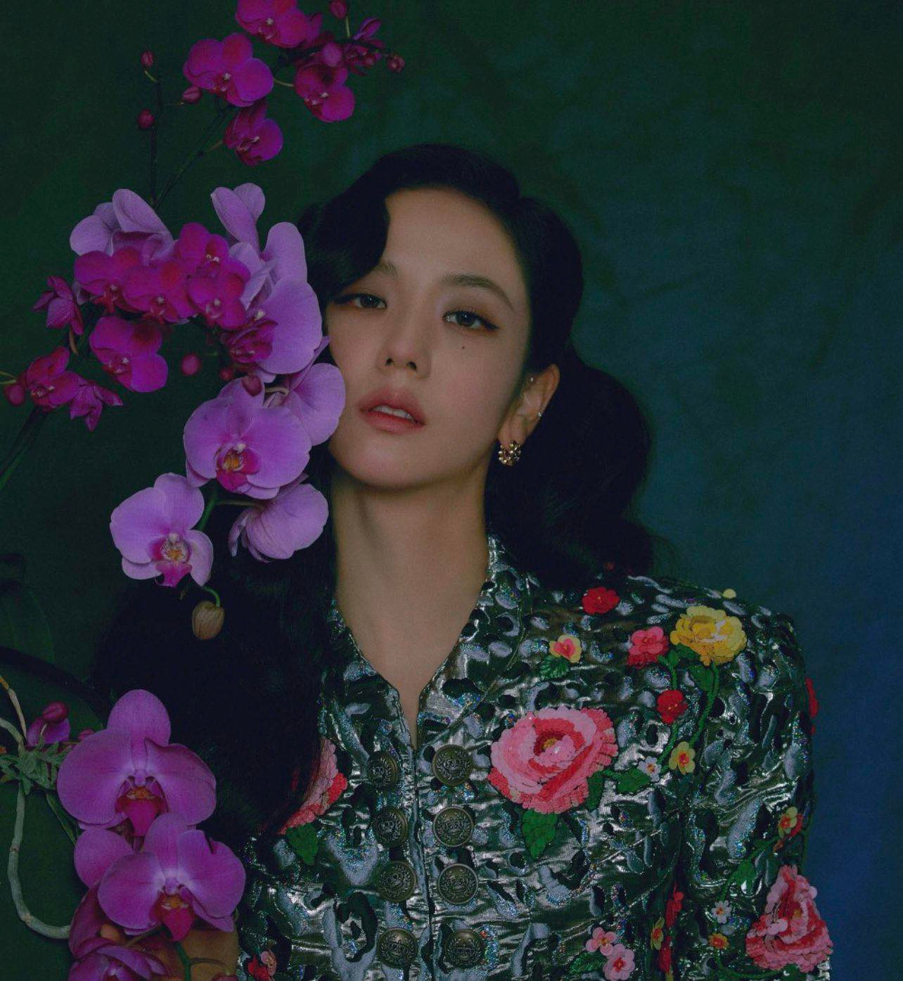 All Eyes On You trở thành một cuốn phim âm nhạc ghi lại cuộc viễn chinh rong ruổi của Jisoo nhằm tìm kiếm bản ngã nghệ thuật của chính mình - một nhiệm vụ đáng lý phải dành cho bài hát chủ đề FLOWER. All Eyes On You trở thành một cuốn phim âm nhạc ghi lại cuộc viễn chinh rong ruổi của Jisoo nhằm tìm kiếm bản ngã nghệ thuật của chính mình - một nhiệm vụ đáng lý phải dành cho bài hát chủ đề FLOWER.