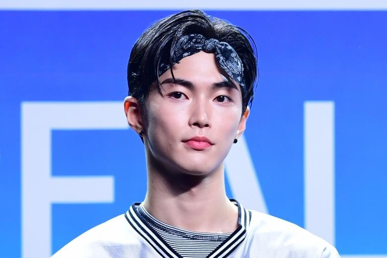 Hình ảnh của Seunghan dần "bay màu" khỏi tài khoản SNS của RIIZE. Hình ảnh của Seunghan dần "bay màu" khỏi tài khoản SNS của RIIZE.