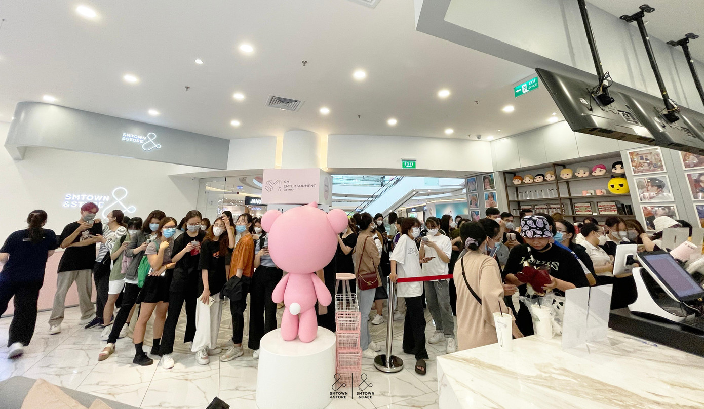 Vì vậy, sự kiện trao đổi photocard của các thành viên NCT đã trở thành &quot;thỏi nam châm&quot; thu hút người hâm mộ từ khắp nơi đến để tận hưởng &quot;niềm vui bo góc&quot; đặc biệt, thậm chí là không ngại xếp hàng &quot;cả cây số&quot;.