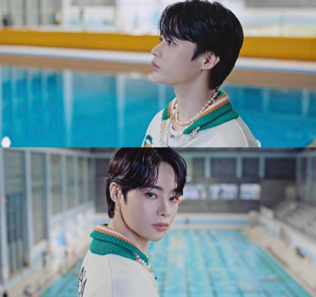 Hanbin xuất hiện với mái tóc đen quen thuộc cùng lối trang điểm và outfit có phần "khó hiểu" trong trailer trước đó. Hanbin xuất hiện với mái tóc đen quen thuộc cùng lối trang điểm và outfit có phần "khó hiểu" trong trailer trước đó.