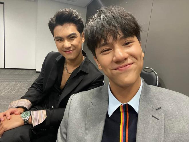 Ohm thậm chí còn cho rằng bản thân có được những cảm xúc "trên tình bạn" với Nanon. Ohm thậm chí còn cho rằng bản thân có được những cảm xúc "trên tình bạn" với Nanon.