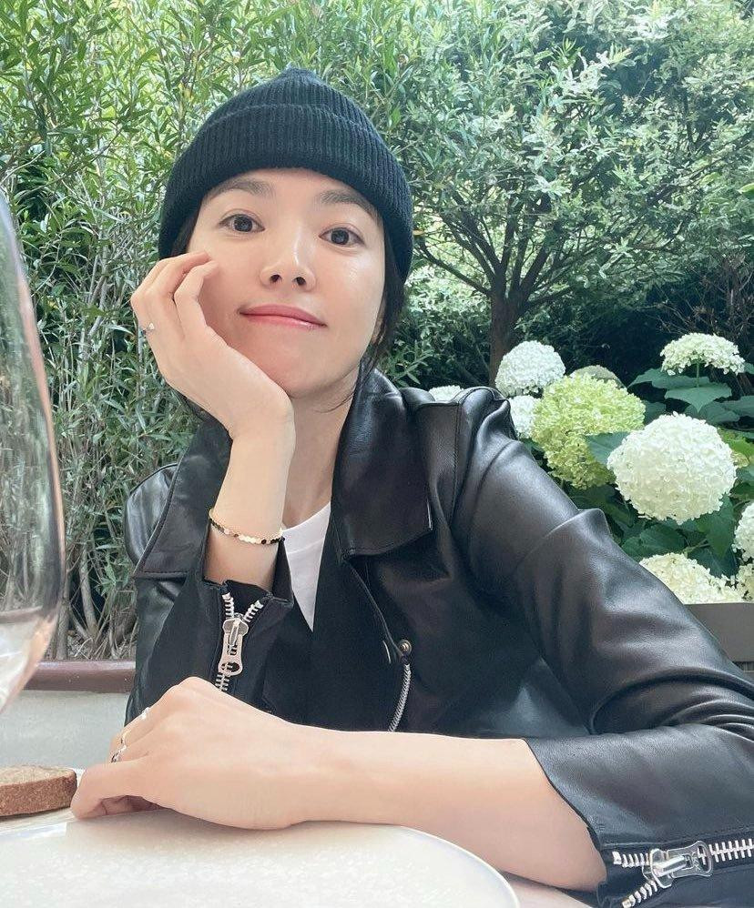 Phong cách có phần "bụi bặm" với áo khoác da cùng mũ len của Song Hye Kyo khiến dân tình không ngớt lời khen bởi độ "hack tuổi" khó ai bì kịp. Phong cách có phần "bụi bặm" với áo khoác da cùng mũ len của Song Hye Kyo khiến dân tình không ngớt lời khen bởi độ "hack tuổi" khó ai bì kịp.