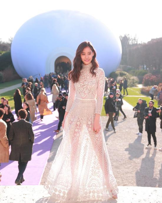 Không để hình tượng của mình bị lu mờ bởi quá khứ, Yuko Araki đã biến những khoảnh khắc của mình tại Tuần lễ thời trang Paris một năm sau đó trở thành huyền thoại. Cô nàng khiến truyền thông năm đó bất ngờ bởi trang phục xuyên thấu tinh tế từ nhà mốt Dior.