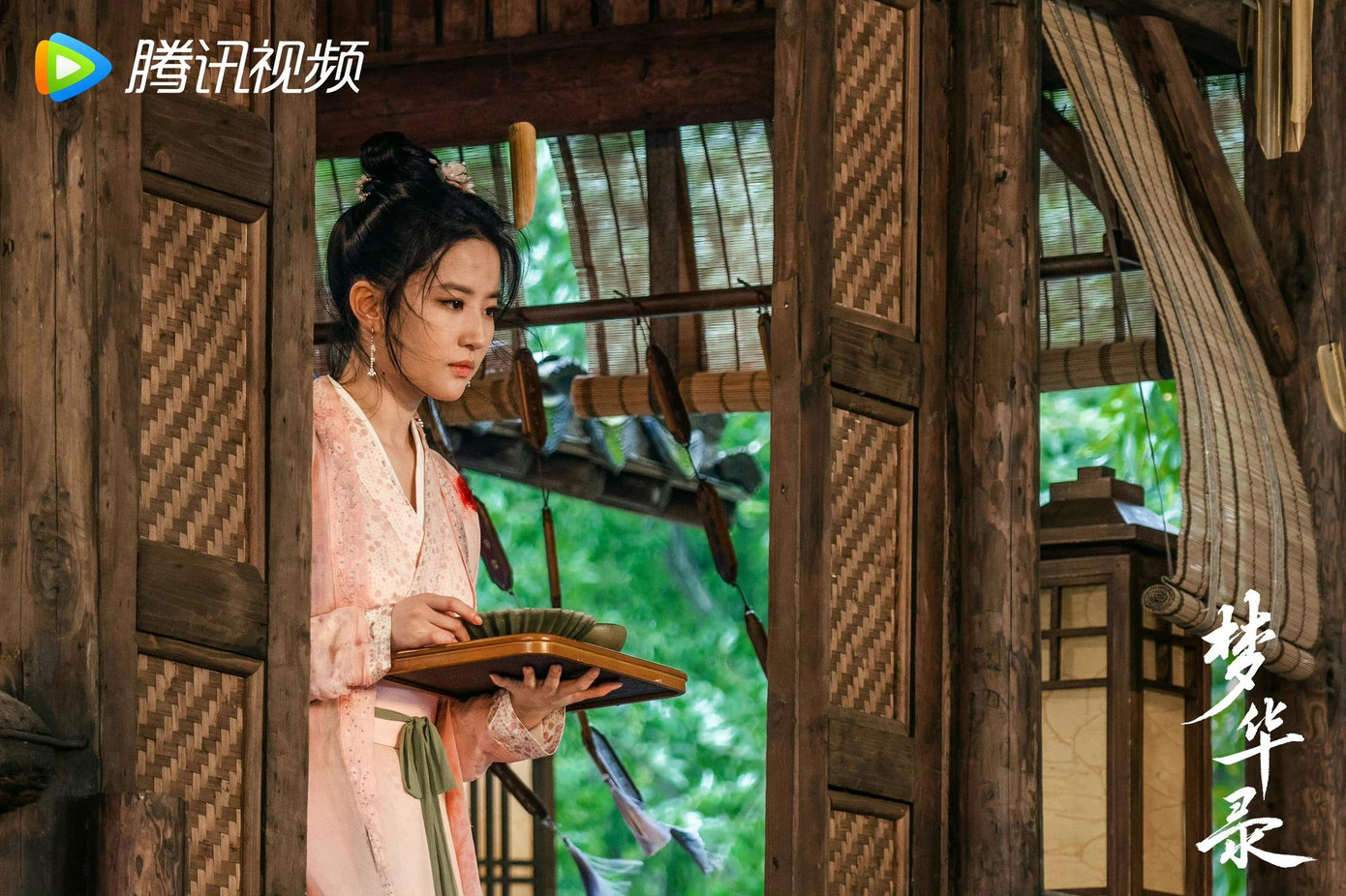 cũng không thể "làm khó" được mỹ nhân họ Lưu. cũng không thể "làm khó" được mỹ nhân họ Lưu.