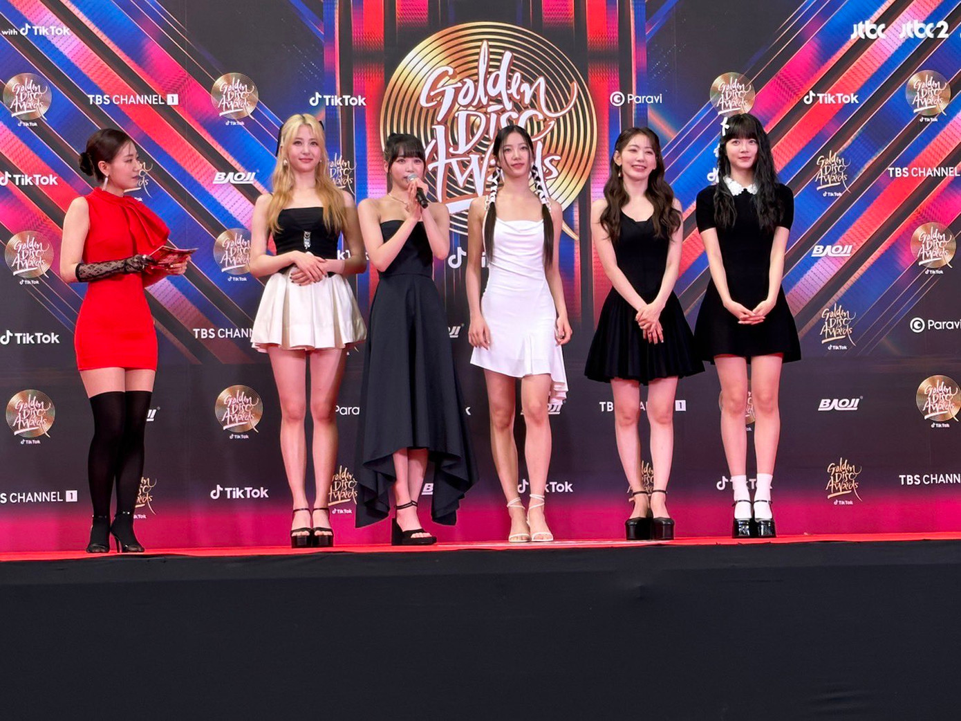 LE SSERAFIM nổi bật với outfit đen trắng mang phong cách thời thượng, thanh lịch như những nàng tiểu thư đài các.