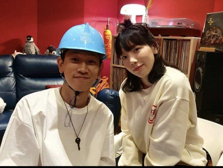 Crush trong một dịp hợp tác với trưởng nhóm của SNSD Tayeon. Crush trong một dịp hợp tác với trưởng nhóm của SNSD Tayeon.