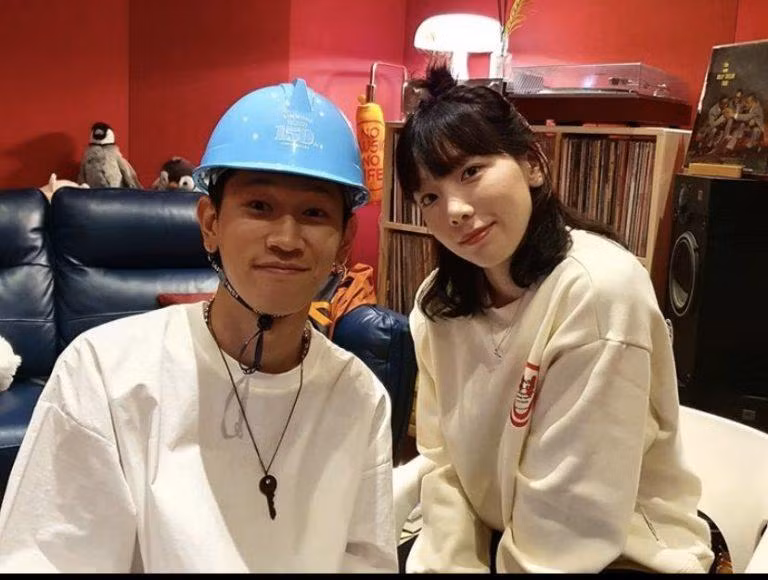 Crush trong một dịp hợp tác với trưởng nhóm của SNSD Tayeon.