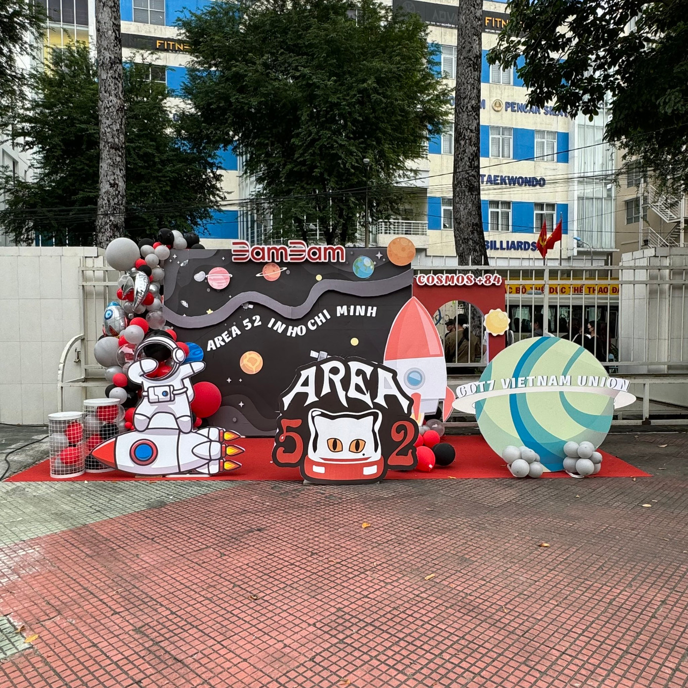 Trước &quot;giờ G&quot;, BamBam đã đăng tải trên trang cá nhân lời cảm ơn đến cộng đồng người hâm mộ anh tại Việt Nam đã chuẩn bị chu đáo backdrop dành cho các khán giả tham dự concert.