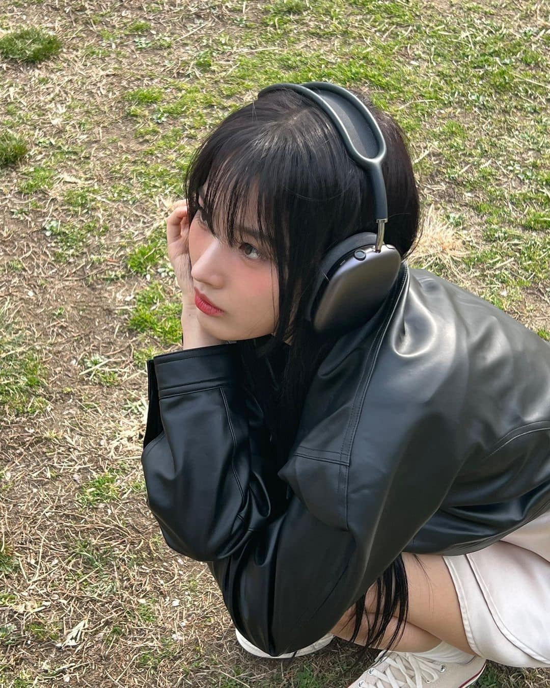 Về phần Jinni, cô nàng chỉ tập trung &quot;sống ảo&quot; trên mạng xã hội, không hề tiết lộ bất kỳ điều gì cho đến khi thông tin chính thức về công ty chủ quản mới được tung ra.