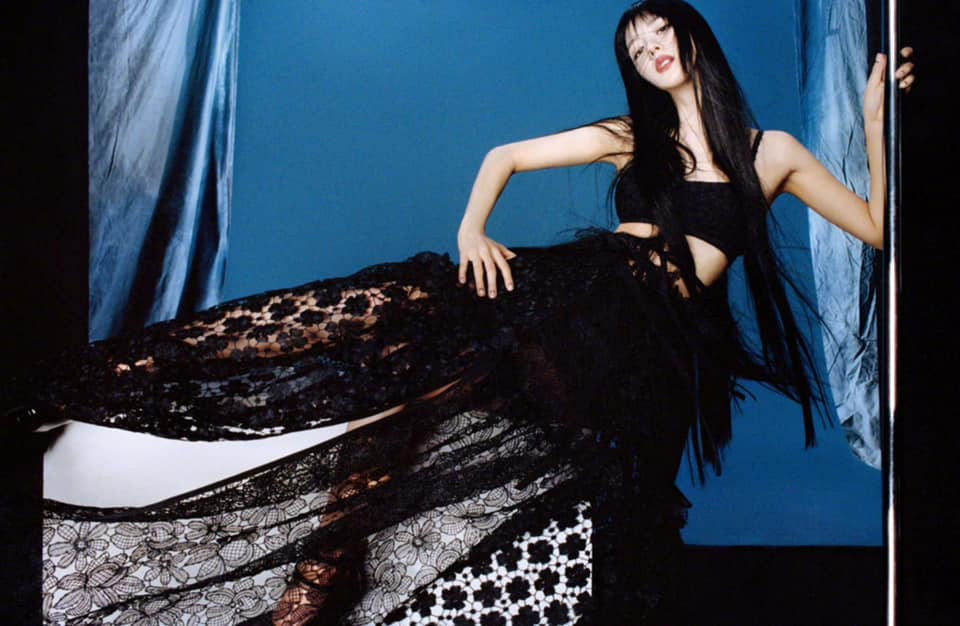 Đôi Aime Dior Pump lấp ló sau lớp váy của cô cũng có giá lên đến gần 30 triệu VNĐ. Đôi Aime Dior Pump lấp ló sau lớp váy của cô cũng có giá lên đến gần 30 triệu VNĐ.