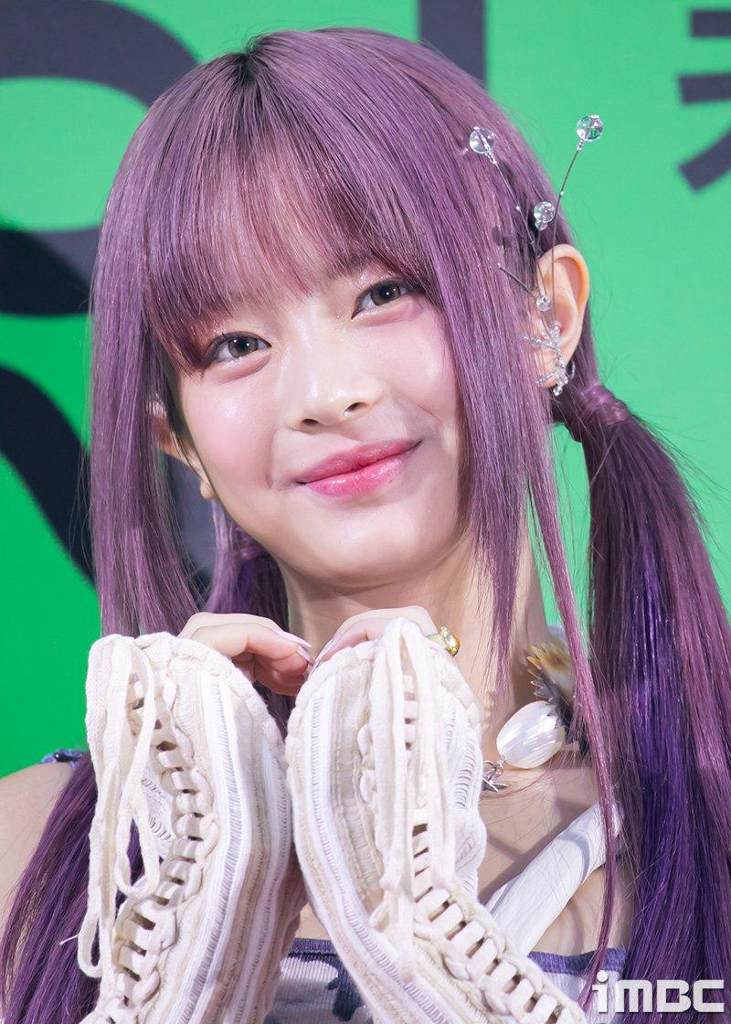 Hanni rạng ngời với vẻ ngoài cực cool. Mái tóc nhuộm tím đặc biệt của nữ idol chính là tín hiệu "rục rịch" comeback của những nàng tân binh NewJeans. Hanni rạng ngời với vẻ ngoài cực cool. Mái tóc nhuộm tím đặc biệt của nữ idol chính là tín hiệu "rục rịch" comeback của những nàng tân binh NewJeans.