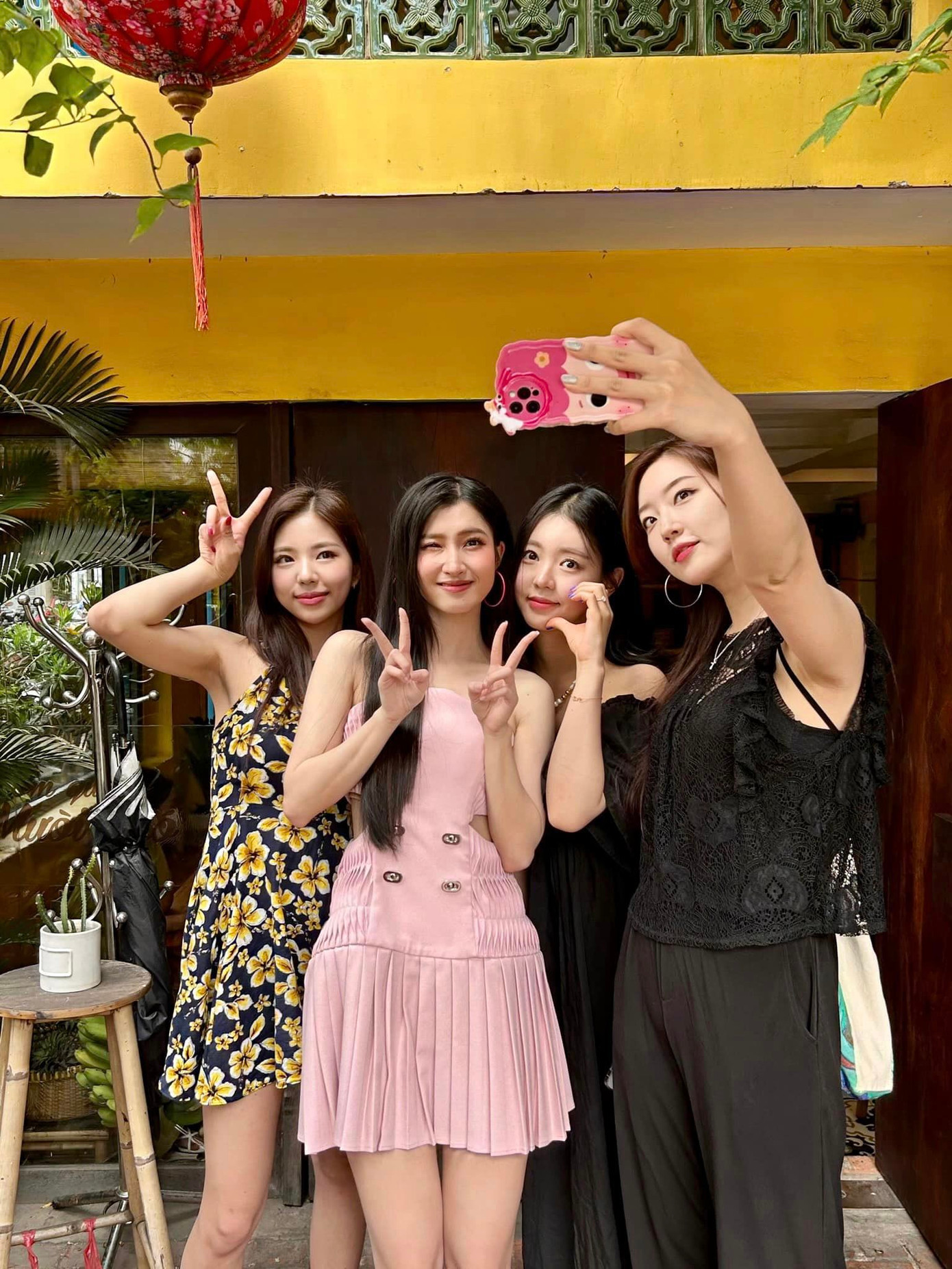 Kim Go Eun (góc phải) từng giao lưu với Á hậu Phương Nhi trong chuyến du lịch tại Việt Nam. Kim Go Eun (góc phải) từng giao lưu với Á hậu Phương Nhi trong chuyến du lịch tại Việt Nam.