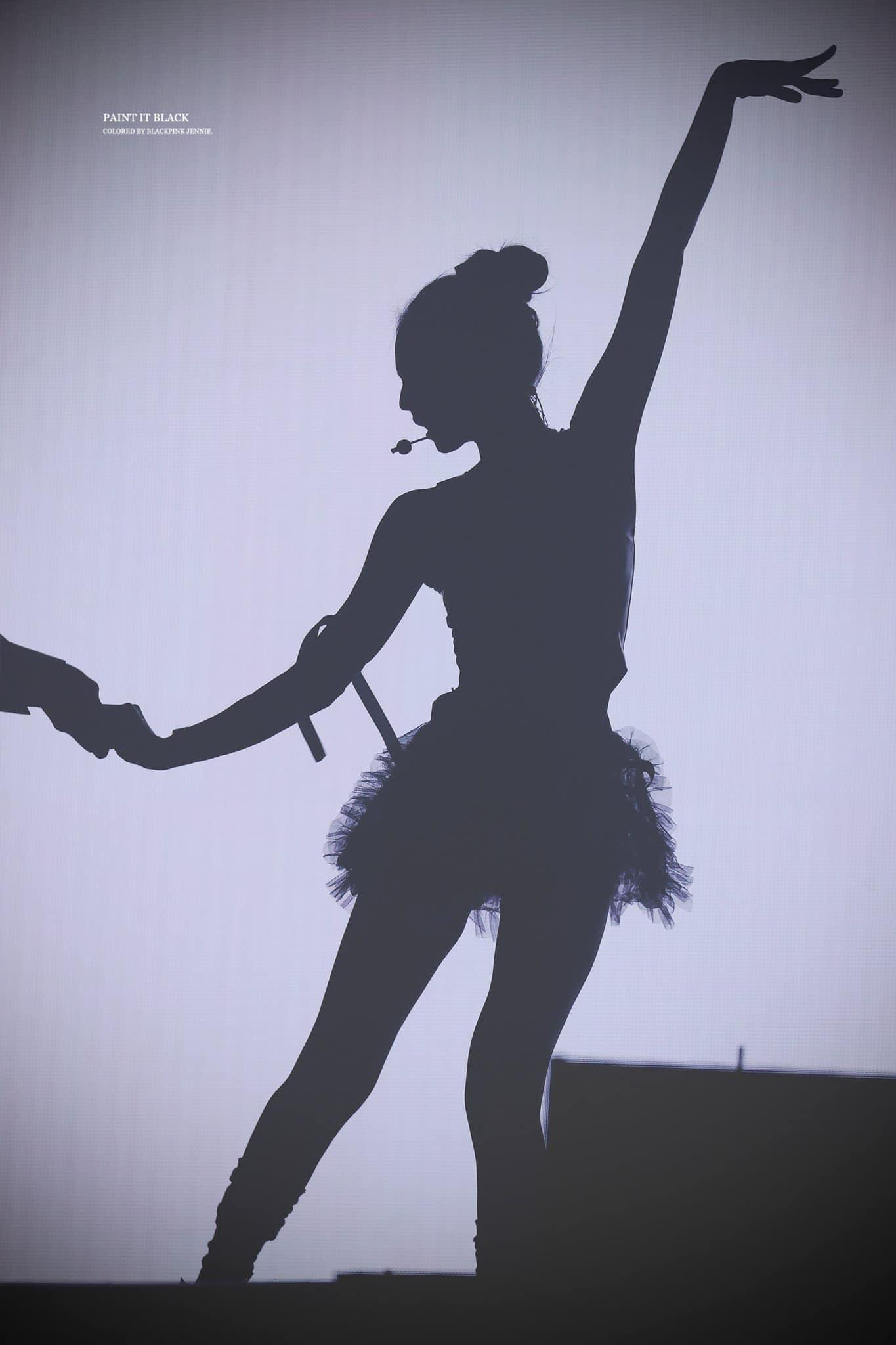 Lấy cảm hứng từ những chuyển động của bộ môn ballet, Jennie được nhiều lời khen &quot;có cánh&quot; ở phần nhảy này. - Ảnh: Twitter Paint It Black.