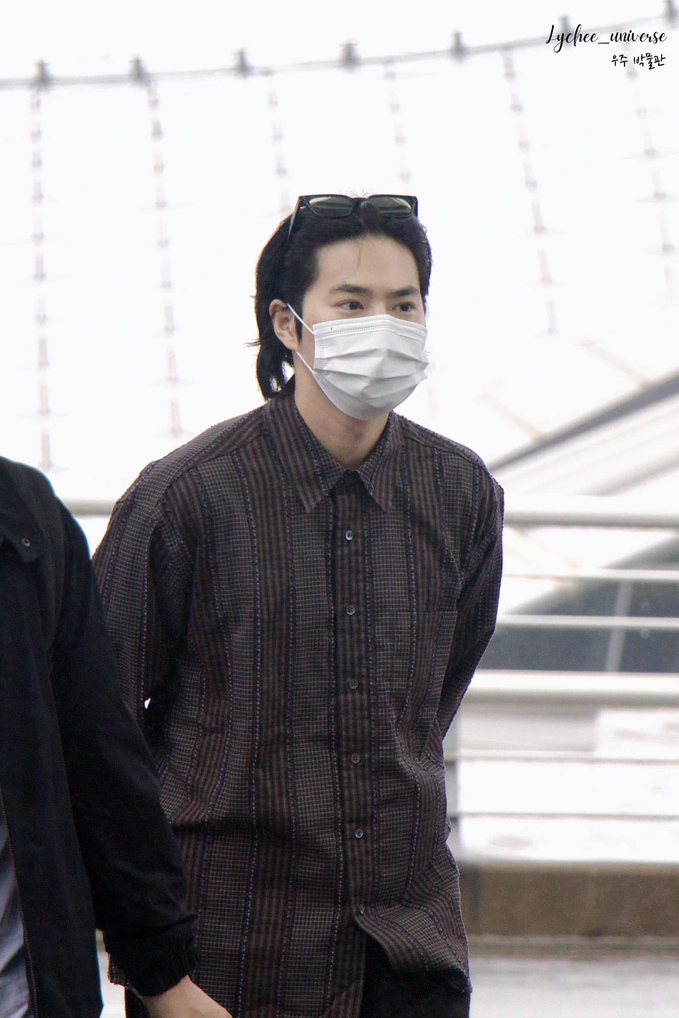 Nhiều người hâm mộ bình luận vui phong cách của trưởng nhóm EXO hôm nay đúng chuẩn "Tổng tài đi công tác". Nguồn: X @Lychee_universe Nhiều người hâm mộ bình luận vui phong cách của trưởng nhóm EXO hôm nay đúng chuẩn "Tổng tài đi công tác". Nguồn: X @Lychee_universe