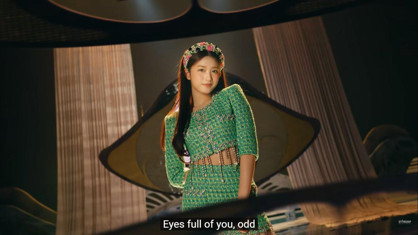 Nhìn sắc vóc của Leeseo, ít ai nghĩ rằng cô nàng thực chất chỉ mới 14 tuổi. Nữ idol sinh năm 2007 gây ấn tượng với nhan sắc ngọt ngào cùng chiều cao vượt trội, hứa hẹn sẽ trở thành một mỹ nhân &quot;làm nên chuyện&quot; của K-Pop trong tương lai.